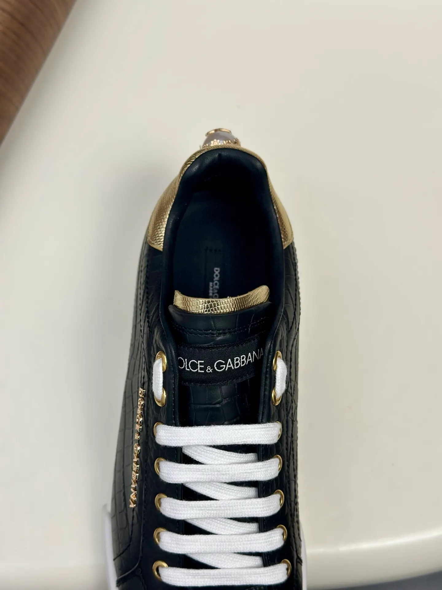 New product 💰800 DG Dolce & Gabbana men's shoes 💰ortofino calfskin sneakers ♞size; 39~44 (customized 38.45.46) Iconic men's shoes 💰ortofino series of sneakers, classic and timeless style, now presented with fashionable details. The calfskin engraved DG logo is a subtle finishing touch. Men's shoes💰ortofino calfskin sneakers: